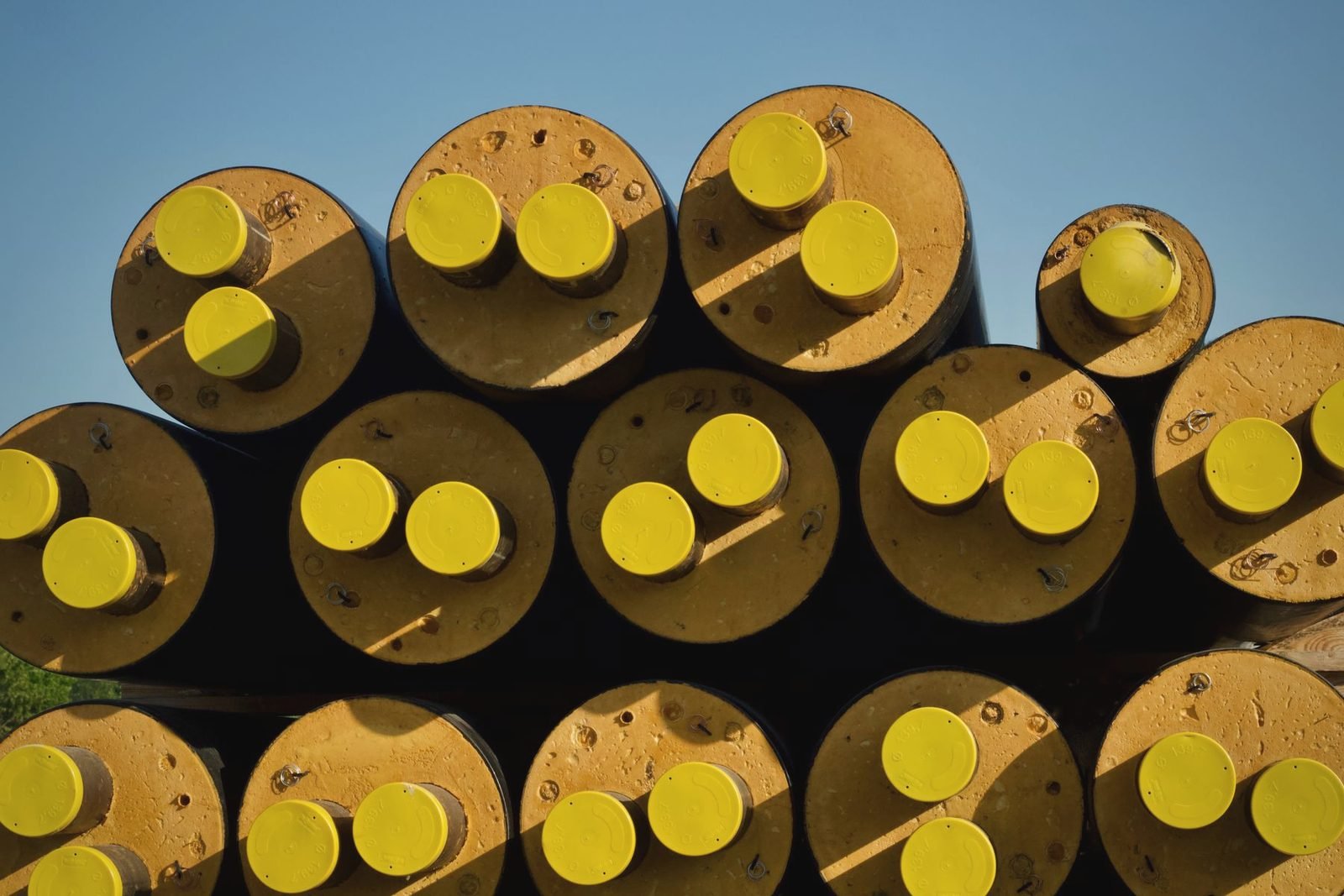Stacked pipe with yellow thread protectors on the ends